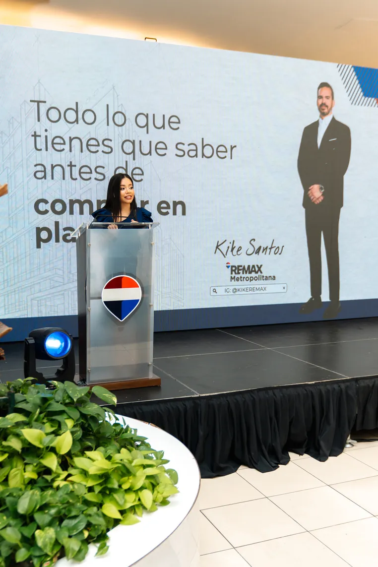 Laura Minyetty en el atril de un evento de RE/MAX