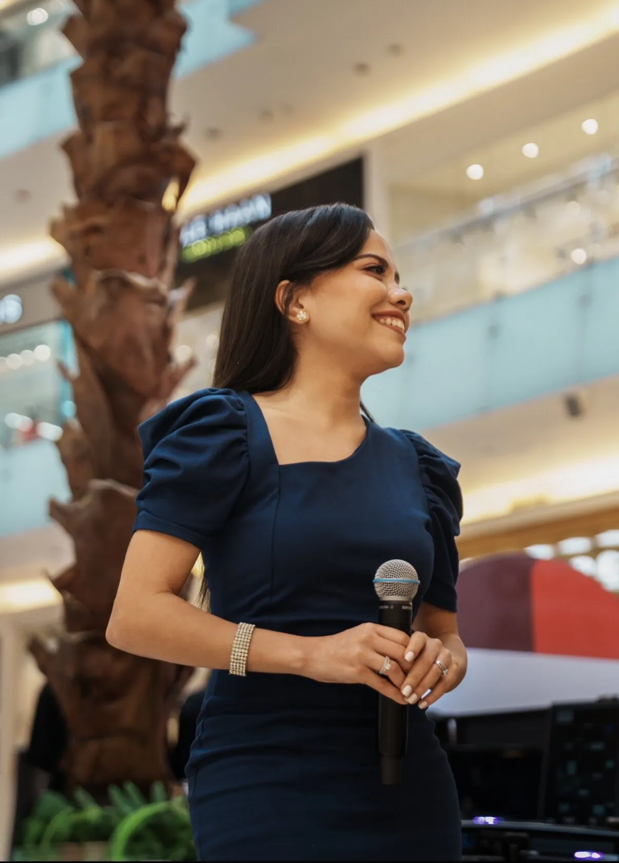 Laura Minyetty con micrófono en un evento