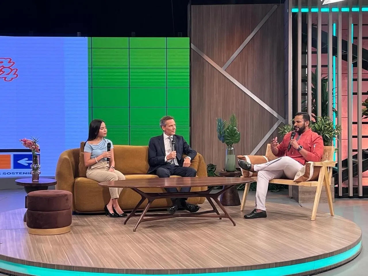 Laura Minyetty en un plató de televisión con dos invitados